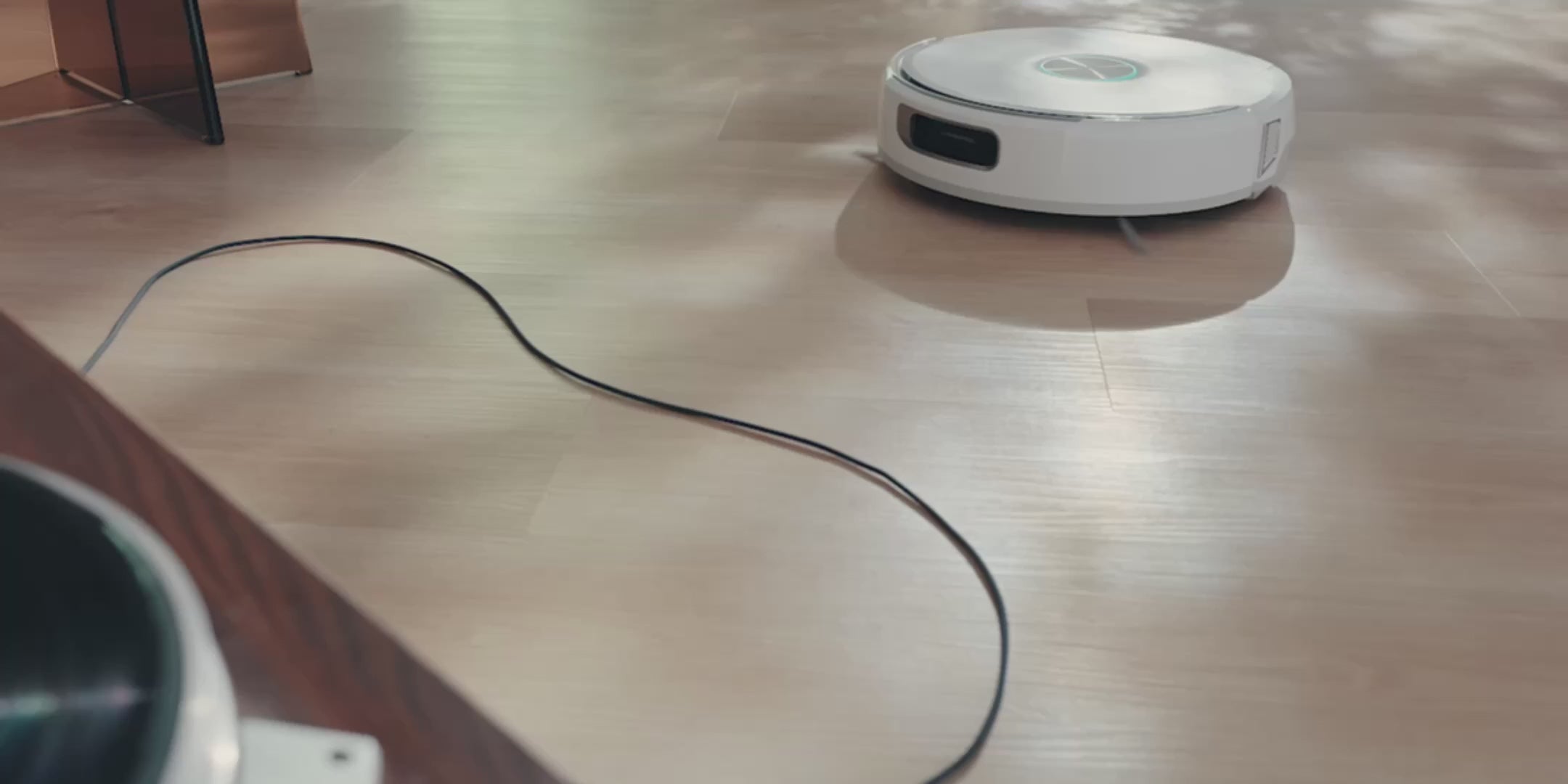 Load video: Narwal Flow avoiding cables on the floor